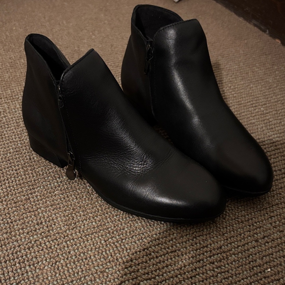 Munro Black Rubber Sole